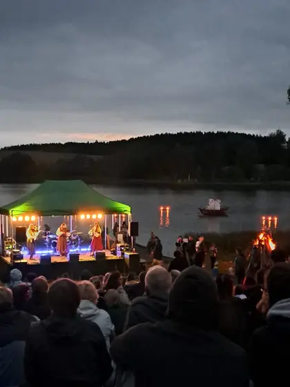 Performance at the Night of Ancient Bonfires Festival on the shore of Lake Pangodi. — photo 2 of 2